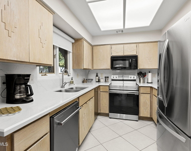 5200 S Lakeshore Drive - Photo Thumbnail 14