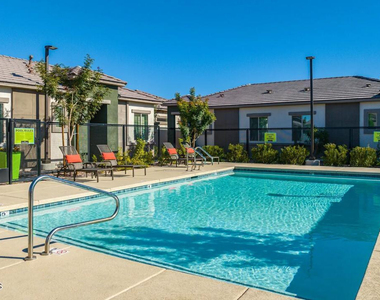 9652 E Hampton Avenue - Photo Thumbnail 11