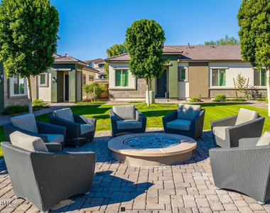 9652 E Hampton Avenue - Photo Thumbnail 11