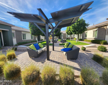 9652 E Hampton Avenue - Photo Thumbnail 10