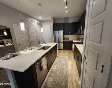 200 E Thomas Road - Photo Thumbnail 2