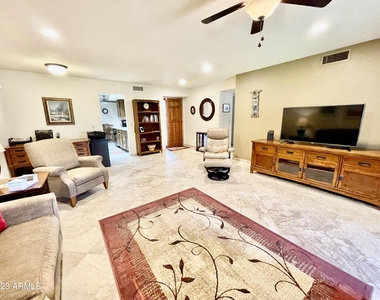 9126 W Kimberly Way - Photo Thumbnail 4
