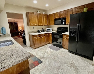 9126 W Kimberly Way - Photo Thumbnail 7