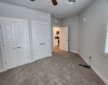 10529 E Hampton Avenue - Photo Thumbnail 7