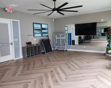 10529 E Hampton Avenue - Photo Thumbnail 23