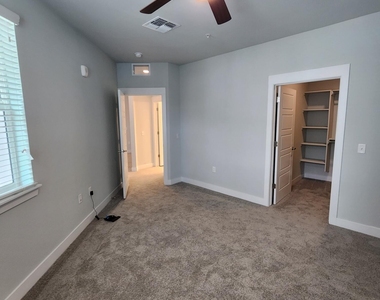 10529 E Hampton Avenue - Photo Thumbnail 4