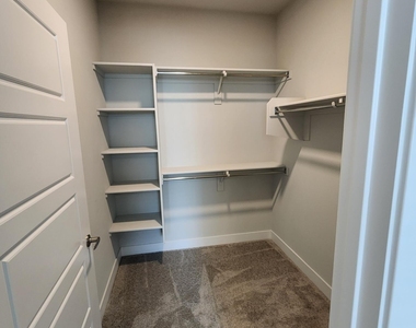 10529 E Hampton Avenue - Photo Thumbnail 5