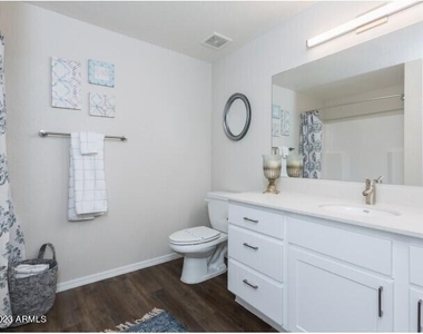 3636 E Inverness Avenue - Photo Thumbnail 9