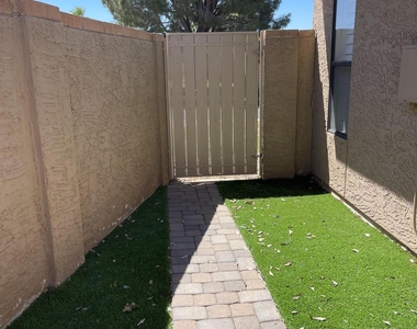 9040 E Winchcomb Drive - Photo Thumbnail 24