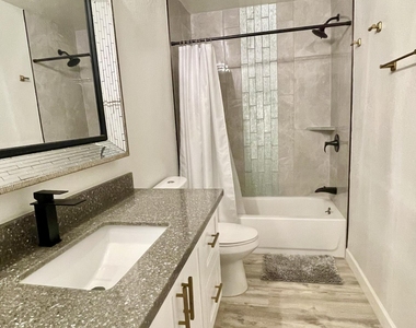 9040 E Winchcomb Drive - Photo Thumbnail 7