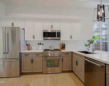 6884 E Amber Sun Drive - Photo Thumbnail 10