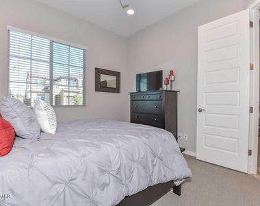 9661 W Patrick Lane - Photo Thumbnail 35