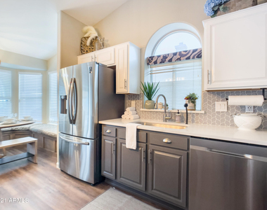 1218 E Seahorse Lane - Photo Thumbnail 8