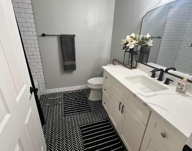 16801 N 94th Street - Photo Thumbnail 11