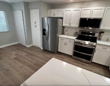 16801 N 94th Street - Photo Thumbnail 5