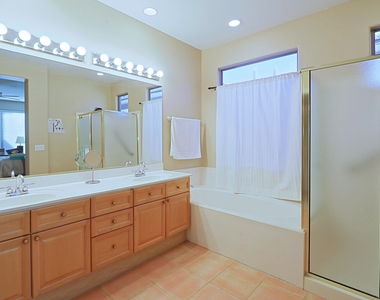 6803 E Eagle Feather Road - Photo Thumbnail 14