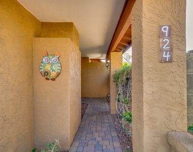 924 N 86th Way - Photo Thumbnail 2