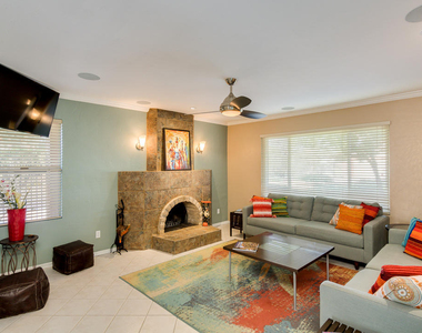 924 N 86th Way - Photo Thumbnail 4