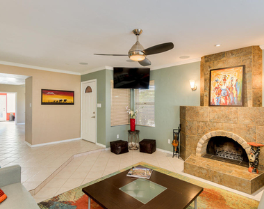924 N 86th Way - Photo Thumbnail 7