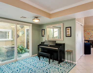924 N 86th Way - Photo Thumbnail 8