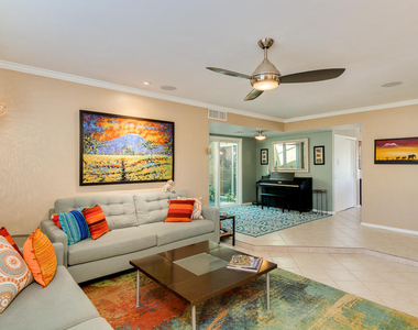 924 N 86th Way - Photo Thumbnail 6
