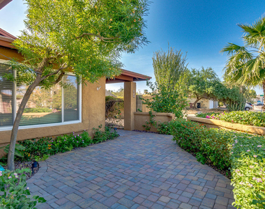 924 N 86th Way - Photo Thumbnail 1