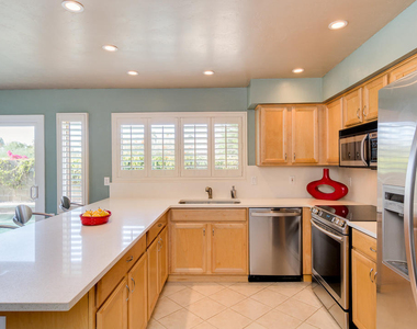 924 N 86th Way - Photo Thumbnail 10