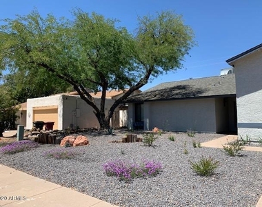 6032 N 77th Place - Photo Thumbnail 2