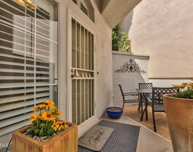 1138 E Amberwood Drive - Photo Thumbnail 5