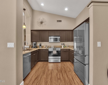 1138 E Amberwood Drive - Photo Thumbnail 7
