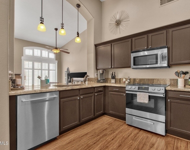 1138 E Amberwood Drive - Photo Thumbnail 8