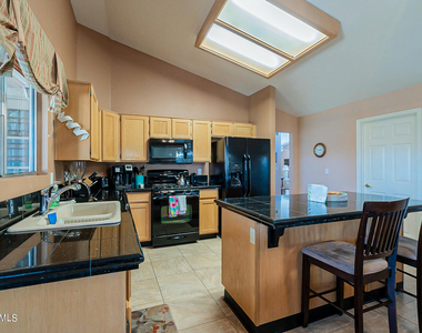 9023 W Lisbon Lane - Photo Thumbnail 43