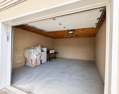 131 Roslyn Road - Photo Thumbnail 16