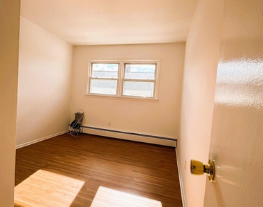 131 Roslyn Road - Photo Thumbnail 9