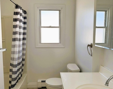 131 Roslyn Road - Photo Thumbnail 2