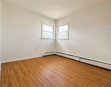 131 Roslyn Road - Photo Thumbnail 8