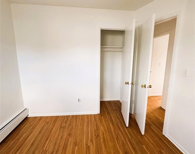 131 Roslyn Road - Photo Thumbnail 13