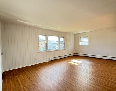 131 Roslyn Road - Photo Thumbnail 1