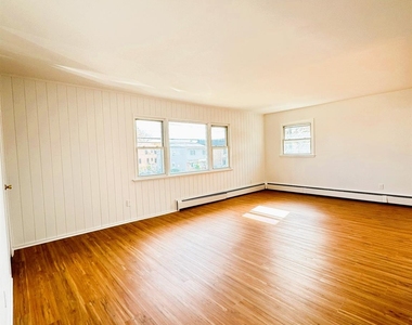 131 Roslyn Road - Photo Thumbnail 7