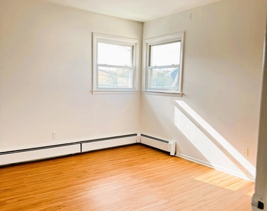 131 Roslyn Road - Photo Thumbnail 14