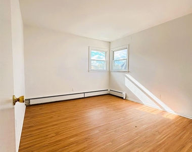 131 Roslyn Road - Photo Thumbnail 6