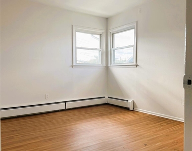131 Roslyn Road - Photo Thumbnail 10