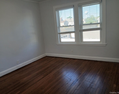 666 Willis Avenue - Photo Thumbnail 5