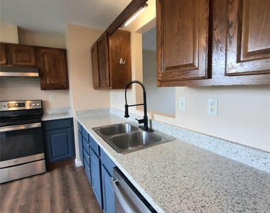 131 Ridgebury Road - Photo Thumbnail 6
