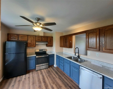 131 Ridgebury Road - Photo Thumbnail 4