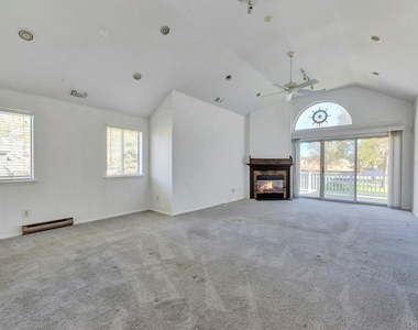 367 Seabreeze Court - Photo Thumbnail 7