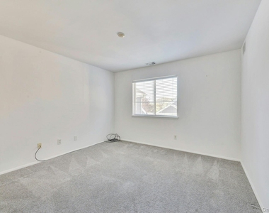367 Seabreeze Court - Photo Thumbnail 15