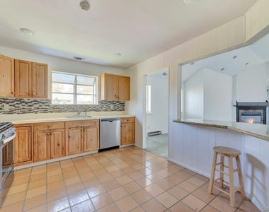 367 Seabreeze Court - Photo Thumbnail 4