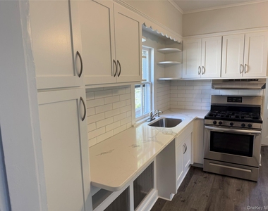 805 Main Street - Photo Thumbnail 10