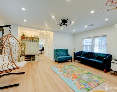 50 Chestnut St Street - Photo Thumbnail 6